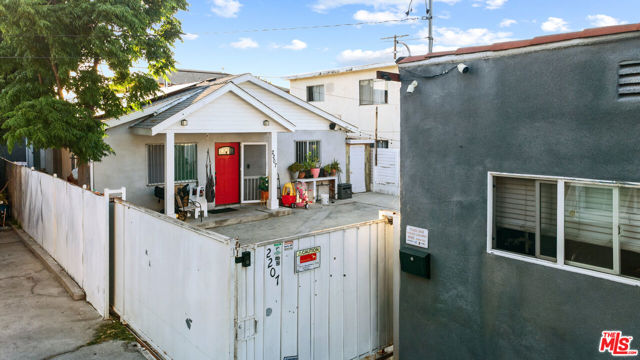 2205 S Burnside Avenue, Los Angeles CA: https://media.crmls.org/mediaz/b42f4cc4-88f6-4a89-ab3c-b7bf40ac46ab.jpg