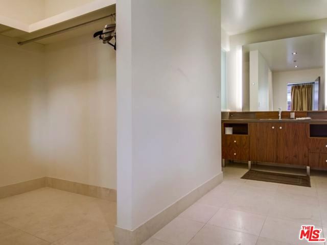 1100 S Hope Street, Los Angeles CA: https://media.crmls.org/mediaz/b42fee2e-37df-4069-b743-42178114737a.jpg