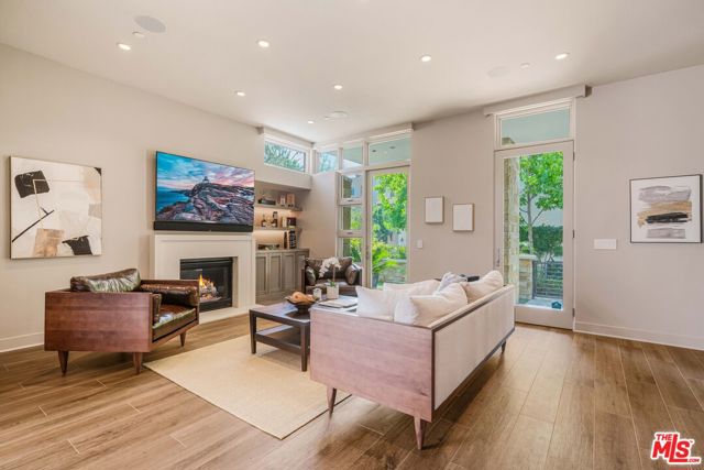 13042 W North Icon Circle, Playa Vista CA: https://media.crmls.org/mediaz/b43007b9-b850-44c6-9e31-e1d3505a0194.jpg