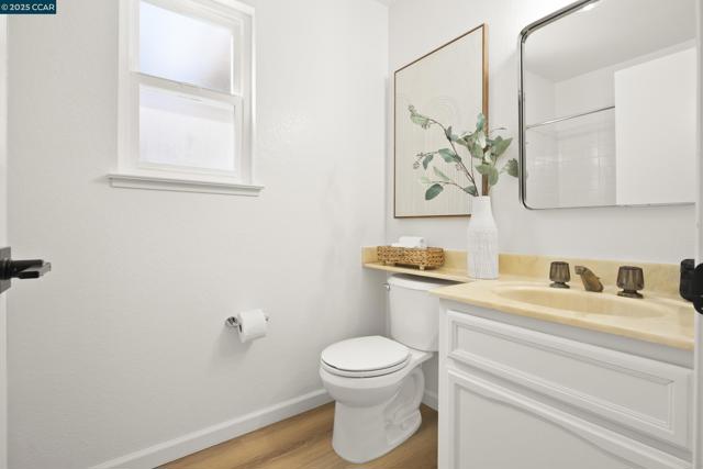39 Crane Ct, Alameda CA: https://media.crmls.org/mediaz/b430ad81-d28a-4ee3-8617-4c41eac2f9ef.jpg