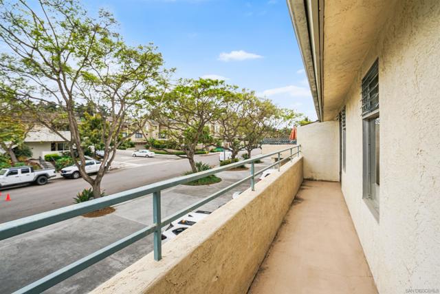 2544 Navarra Dr,  CA: https://media.crmls.org/mediaz/b4313a03-4b74-401e-9d4d-a3a156721521.jpg