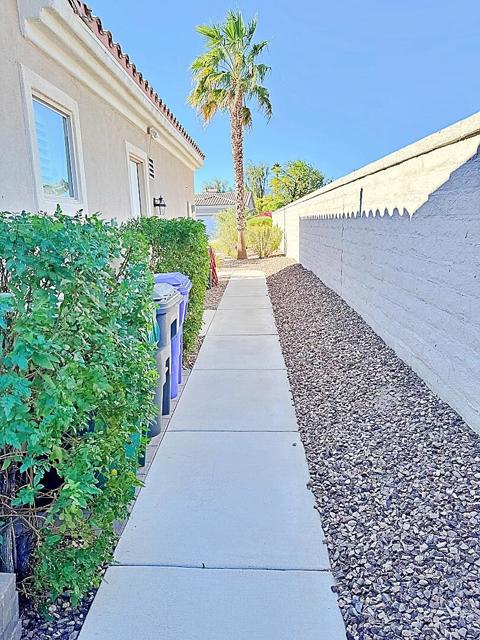 80372 Camino San Lucas, Indio CA: https://media.crmls.org/mediaz/b43198ff-a999-44ac-b37e-22922b045c7f.jpg