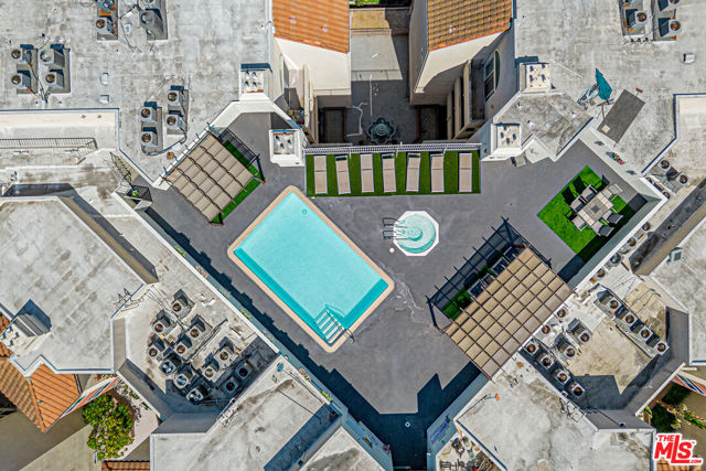 620 S Gramercy Place, Los Angeles CA: https://media.crmls.org/mediaz/b432b012-7349-45e3-b35b-92a9c1b130ae.jpg
