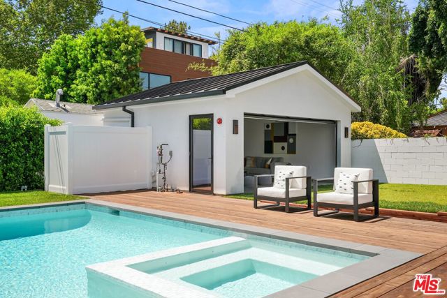 4153 Vantage Avenue, Studio City CA: https://media.crmls.org/mediaz/b4336c36-2daf-4a07-86a3-d81dff056476.jpg