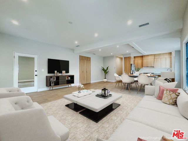 150 N Arnaz Drive, Beverly Hills CA: https://media.crmls.org/mediaz/b4341bb1-c5ed-404e-aff1-b12375948225.jpg