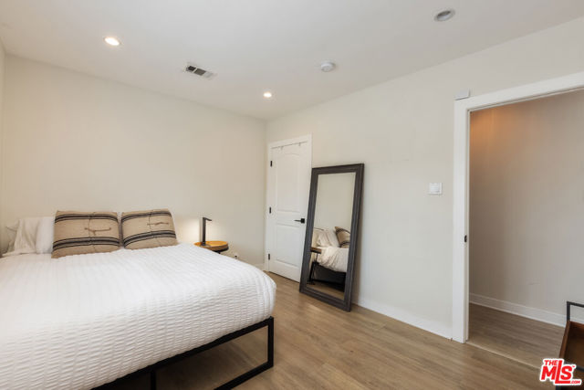 3839 Marcasel Avenue, Los Angeles CA: https://media.crmls.org/mediaz/b434c354-db72-451c-8904-232dd99ac2fb.jpg