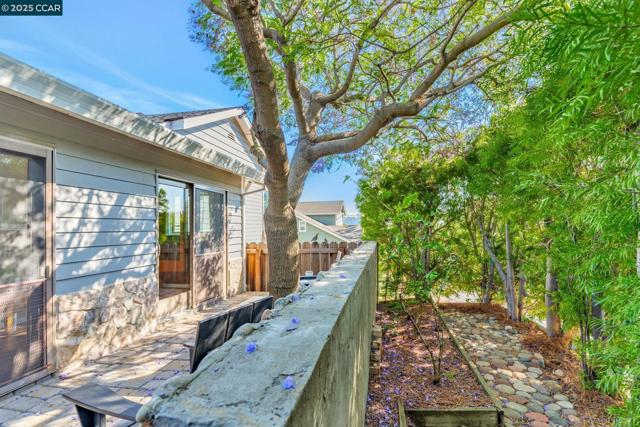300 Saint Augustine Ct, Benicia CA: https://media.crmls.org/mediaz/b434e021-e497-4955-a969-4e34a9c6a650.jpg