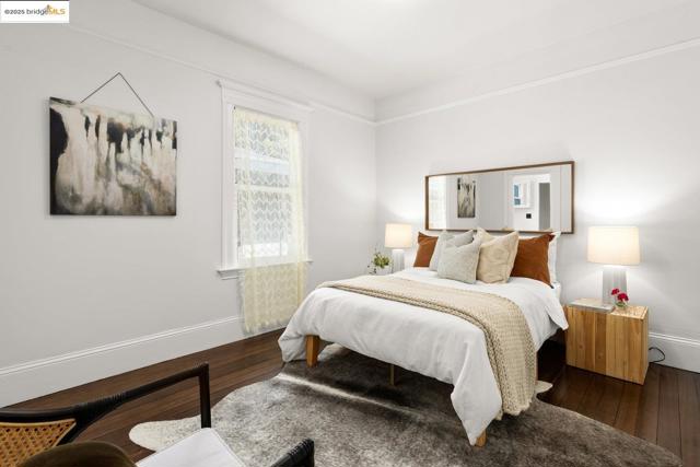 824 Arlington Avenue, Oakland CA: https://media.crmls.org/mediaz/b4355558-0091-4784-998b-8082118d1d07.jpg