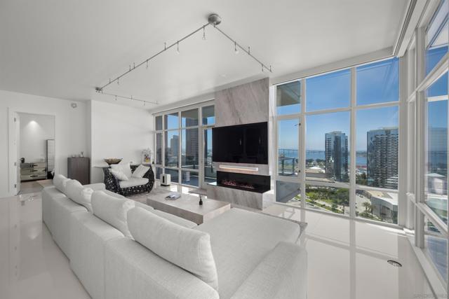 550 Front Street, San Diego CA: https://media.crmls.org/mediaz/b4366350-bc83-4ed4-9c78-1ae6085130d5.jpg