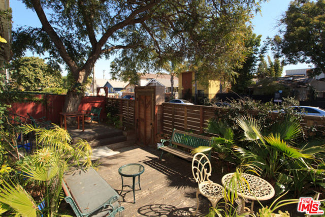 547 Brooks Avenue, Venice CA: https://media.crmls.org/mediaz/b4367201-2b50-4399-abbc-7ef395ab4cc7.jpg