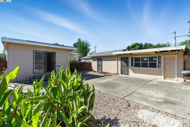 923 90Th Ave, Oakland CA: https://media.crmls.org/mediaz/b436fc98-82cd-431a-baaf-a8388ad6d49a.jpg