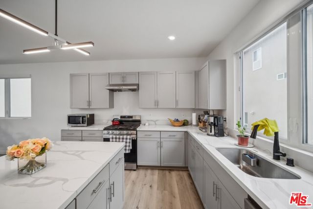 11821 W Holly Way, Valley Village CA: https://media.crmls.org/mediaz/b4375eb9-07c3-4255-9bf9-879cfb8e34ce.jpg