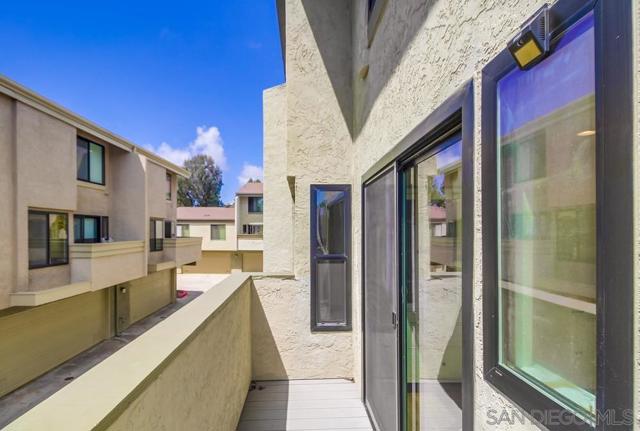 3319 Caminito Eastbluff, La Jolla CA: https://media.crmls.org/mediaz/b439bd17-335a-402e-a98a-793e49abb0b8.jpg