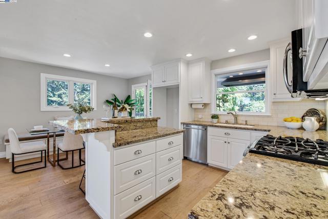 5601 Castle Dr, Oakland CA: https://media.crmls.org/mediaz/b43af23f-f0a7-4bce-a35a-798b152b8182.jpg