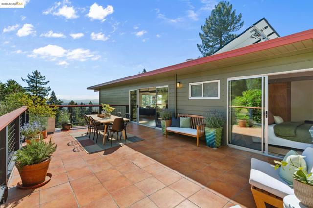 1148 Cragmont Ave, Berkeley CA: https://media.crmls.org/mediaz/b43b3dc8-f23c-43e6-9430-de0d41cbb99e.jpg