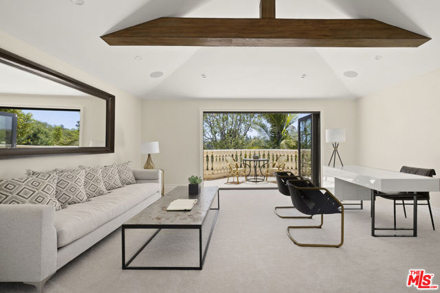 2325 Duxbury Circle, Los Angeles CA: https://media.crmls.org/mediaz/b43b804d-909d-48a7-bdd3-da9aef77aa03.jpg