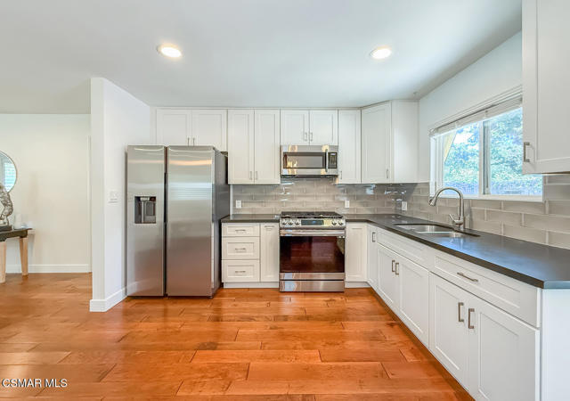 768 Brossard Drive, Thousand Oaks CA: https://media.crmls.org/mediaz/b43bcc9e-cce1-4810-b3a7-e7e5e546c2df.jpg