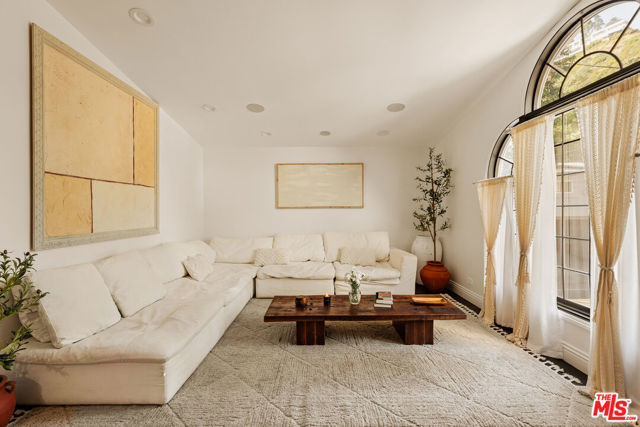 1110 N Beverly Glen Boulevard, Los Angeles CA: https://media.crmls.org/mediaz/b43bfc32-5cbe-4a71-96b2-e506441ae829.jpg