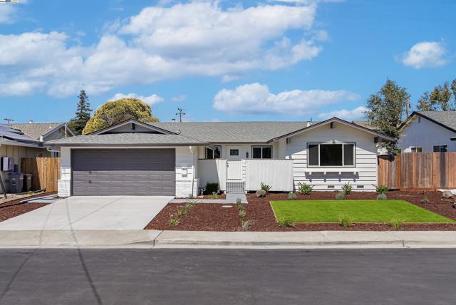 7421 Brookdale Ct, Dublin CA: https://media.crmls.org/mediaz/b43c3aa7-8d0b-4806-add9-e0a7d121b55c.jpg