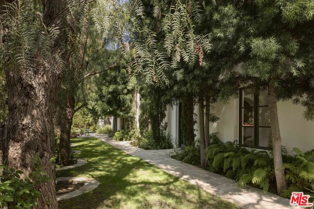 9301 Cherokee Lane, Beverly Hills CA: https://media.crmls.org/mediaz/b43c7cbe-64cb-4735-bc2f-8a1b2bef1c58.jpg