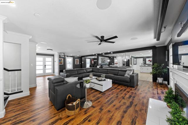 51 Cunha Ct, Oakley CA: https://media.crmls.org/mediaz/b43cf8ab-31b0-4d84-8c29-ebe0520a87ce.jpg