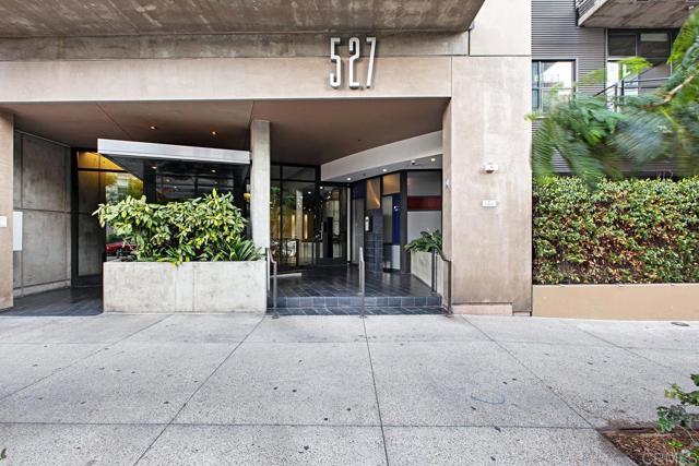 527 10th Avenue, San Diego CA: https://media.crmls.org/mediaz/b43d372a-9938-45f8-9b51-2ad9ab3a4d53.jpg