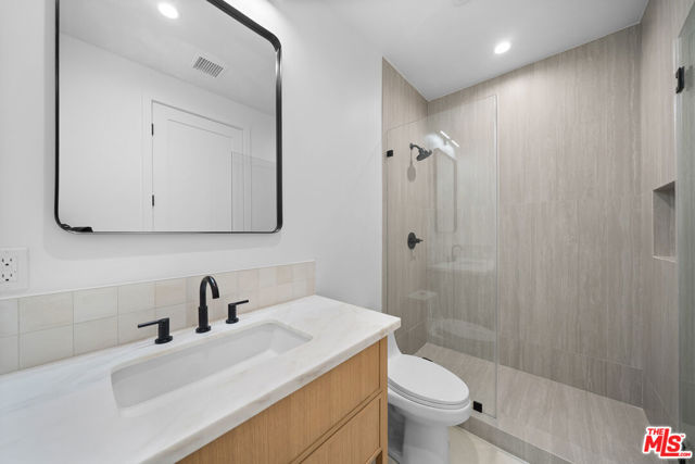 1688 N Sierra Bonita Avenue, Pasadena CA: https://media.crmls.org/mediaz/b43d6015-9904-4436-9d0b-b219e5197d3f.jpg