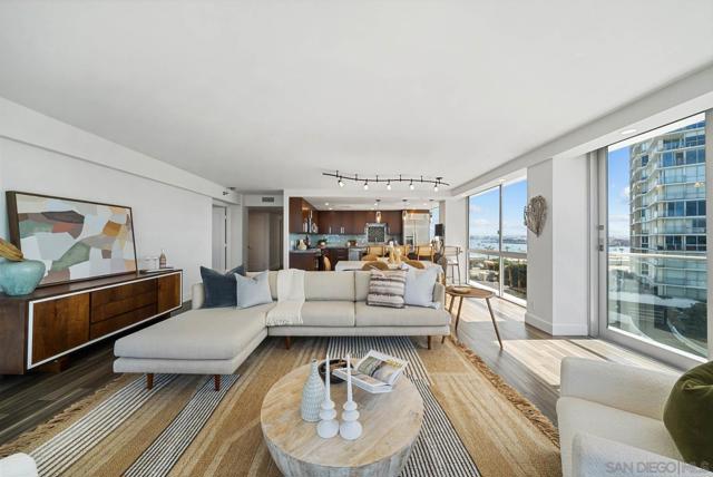 1810 Avenida Del Mundo, Coronado CA: https://media.crmls.org/mediaz/b43da2d3-4362-4bd9-9f41-6568ea712a16.jpg