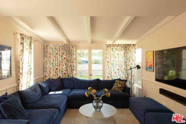 881 Cumberland Road, Glendale CA: https://media.crmls.org/mediaz/b43e1978-f396-46b3-a830-1876a9639491.jpg