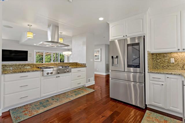 25444 University Ct, Hayward CA: https://media.crmls.org/mediaz/b43e283a-dc45-4fa4-bba9-0a624f5b2282.jpg