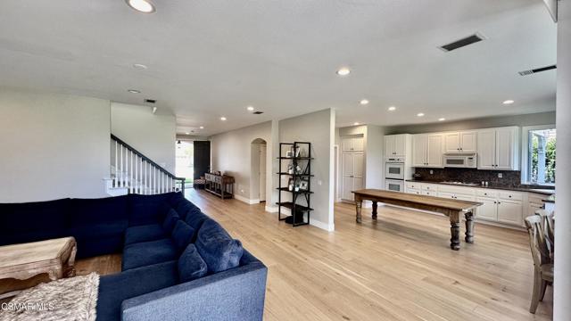 1658 Bushgrove Court, Lake Sherwood CA: https://media.crmls.org/mediaz/b43f6c48-5752-4f0c-8ca6-0cca6d5da7e1.jpg