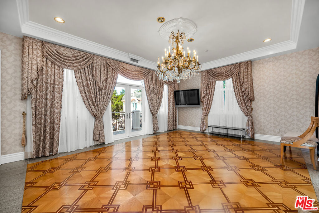https://media.crmls.org/mediaz/b43fead9-1a49-48fc-b22c-e262554d9861.jpg?preset=X-Large