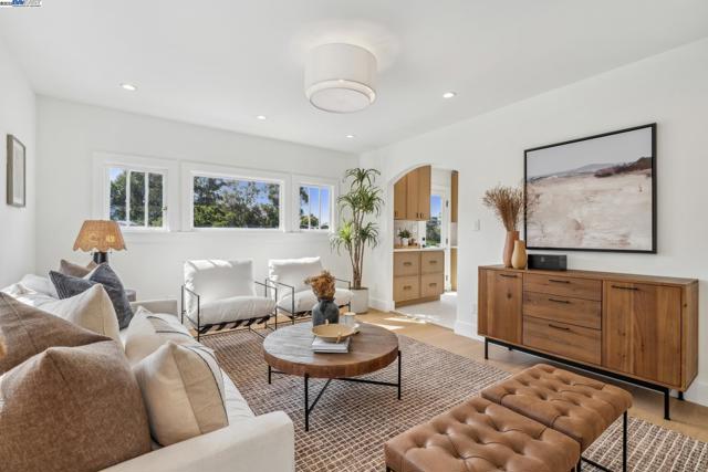 1129 WELLINGTON STREET, Oakland CA: https://media.crmls.org/mediaz/b4400732-b054-4bfe-81fe-230bc4f1e3c5.jpg