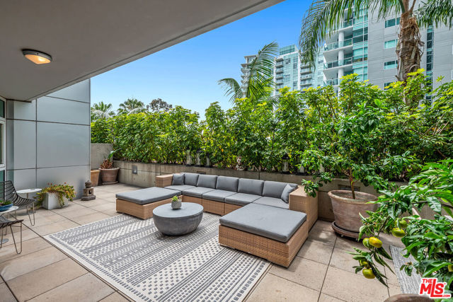 13600 Marina Pointe Drive, Marina del Rey CA: https://media.crmls.org/mediaz/b4405562-2dd1-40c4-bfcb-864dc6edd403.jpg