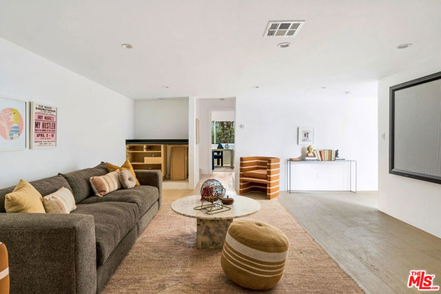 2600 Zorada Drive, Los Angeles CA: https://media.crmls.org/mediaz/b440563e-3b69-4a0c-b0e3-e8e5a93fa34a.jpg