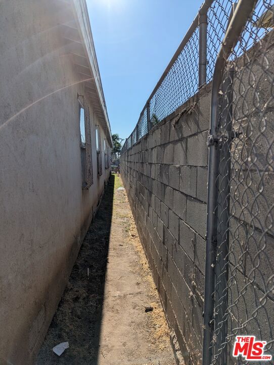 2134 8th Avenue, Los Angeles CA: https://media.crmls.org/mediaz/b441575b-0620-4e53-8bdd-d4fe5979150c.jpg