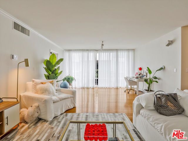9950 Durant Drive, Beverly Hills CA: https://media.crmls.org/mediaz/b4421758-a6ac-4764-ba5e-3e015c93a96e.jpg