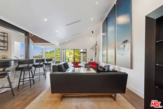 3372 Longridge Terrace, Sherman Oaks CA: https://media.crmls.org/mediaz/b4426b25-f6b9-42c9-9664-76f298ff67ad.jpg