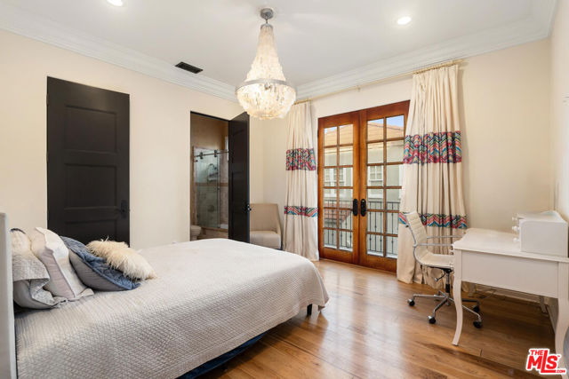 327 22nd Street, Santa Monica CA: https://media.crmls.org/mediaz/b4429a5c-8bc2-4543-a49a-8b4f134bca26.jpg