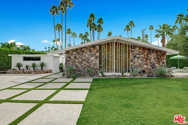 1155 E Mesquite Avenue, Palm Springs CA: https://media.crmls.org/mediaz/b4430e44-d9f2-4bbd-84b2-b4b514a8f394.jpg