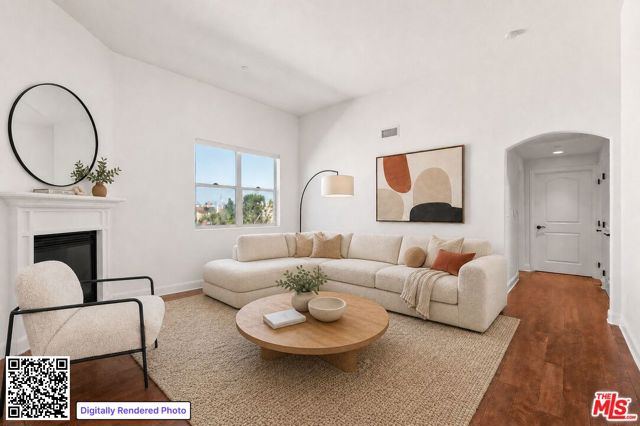 5037 Rosewood Avenue, 301