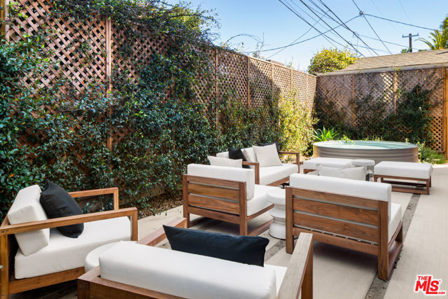 1008 Oakwood Avenue, Venice CA: https://media.crmls.org/mediaz/b44464c7-c89b-41b0-ba81-bfc771ea9503.jpg