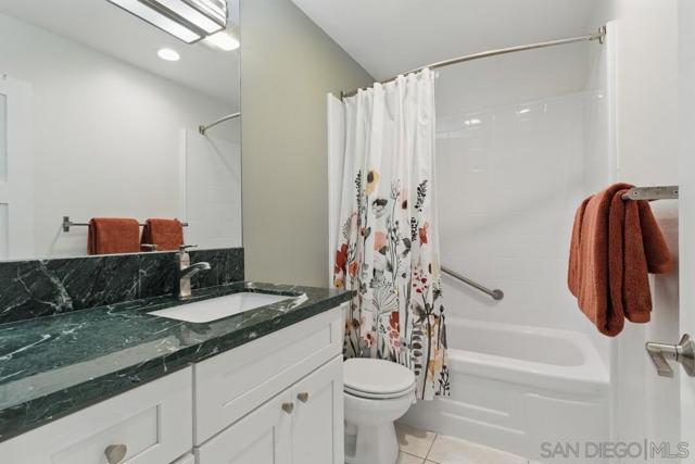 8536 Via Mallorca, La Jolla CA: https://media.crmls.org/mediaz/b4447649-9dfa-4012-ad43-0ea82285849e.jpg