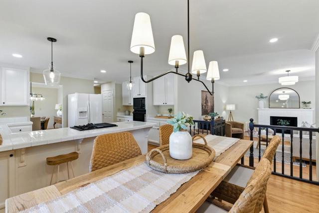 2188 Yorkshire Way, Mountain View CA: https://media.crmls.org/mediaz/b4448fea-73c6-4a2f-abe8-d0a2e9f0362e.jpg