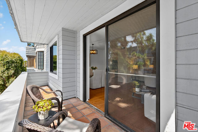 311 Bora Bora Way, Marina del Rey CA: https://media.crmls.org/mediaz/b444a674-a901-4961-8f23-70e6165ef5a2.jpg