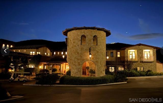 The Havens Country Club clubhouse behind the 18th green