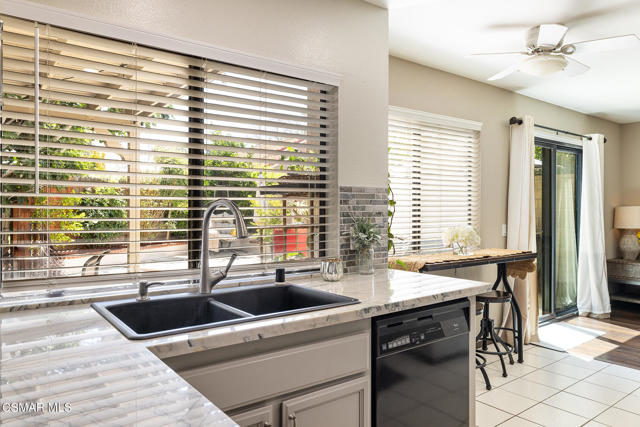 2124 Snowberry Court, Simi Valley CA: https://media.crmls.org/mediaz/b4454425-4a25-4d70-9035-1f91d22879d7.jpg