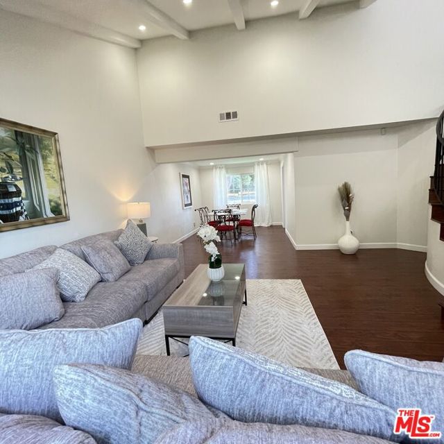 11158 Newcastle Avenue, Granada Hills CA: https://media.crmls.org/mediaz/b4458c3b-3582-435b-b6ce-ccaec8c9b0f7.jpg