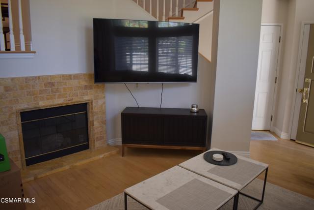 644 Warwick Avenue, Thousand Oaks CA: https://media.crmls.org/mediaz/b4466832-40f3-4b55-9247-a844ab82de2d.jpg