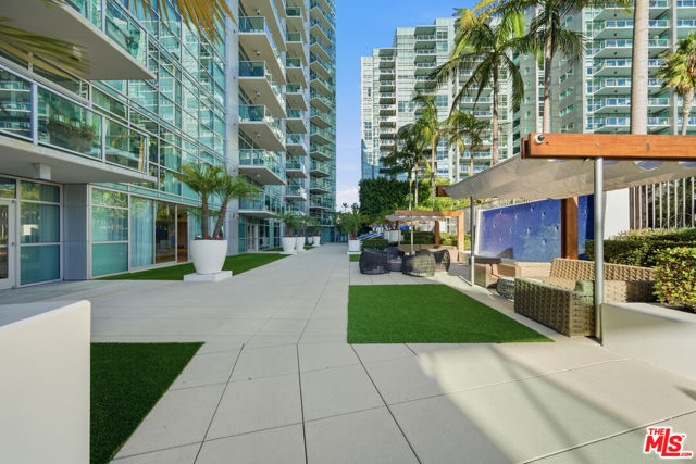 13700 Marina Pointe Drive, Marina del Rey CA: https://media.crmls.org/mediaz/b4471e6c-790e-4532-b86a-bc7d9c0df5cb.jpg